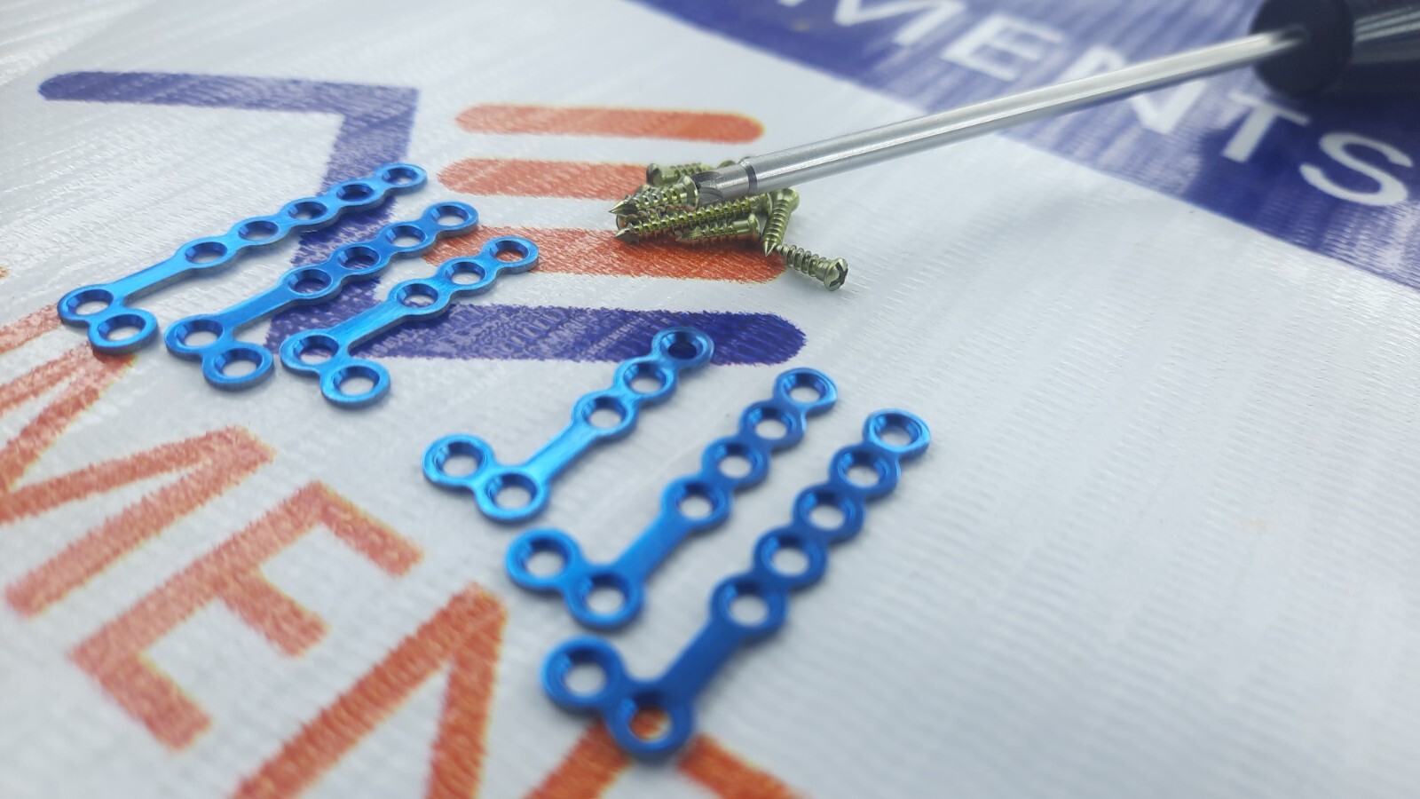 L 2.0mm (2 hole head) Maxillofacial (3-5 hole) Plate & screws 43 pcs TT