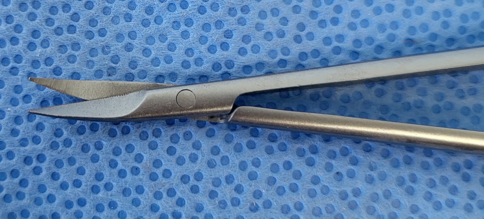 Pilling WECK 35-2953 Micro Titanium Scissors, Curved, Serrated, 8-1/4″