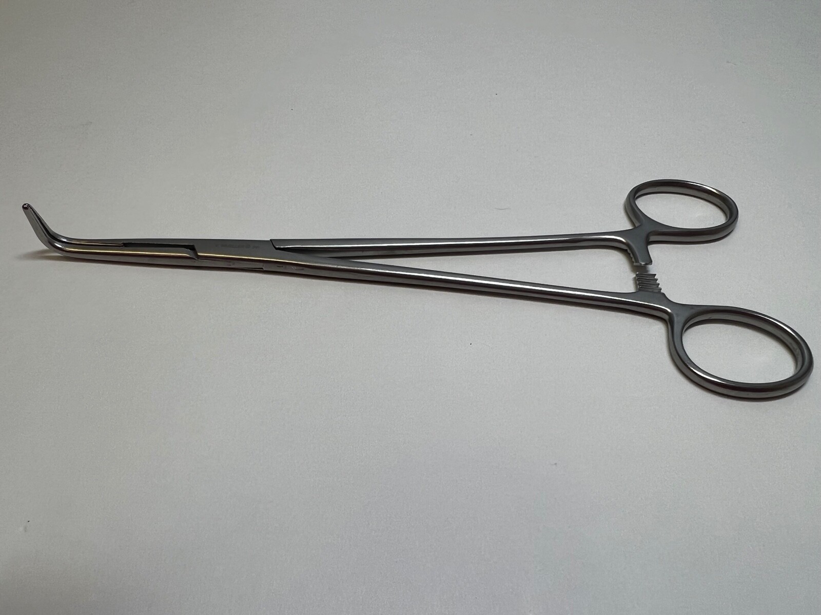 V. Mueller CH1725 Forcep 8-1/2″ Cross Serrated Tips w/ Longitudinal Serrations