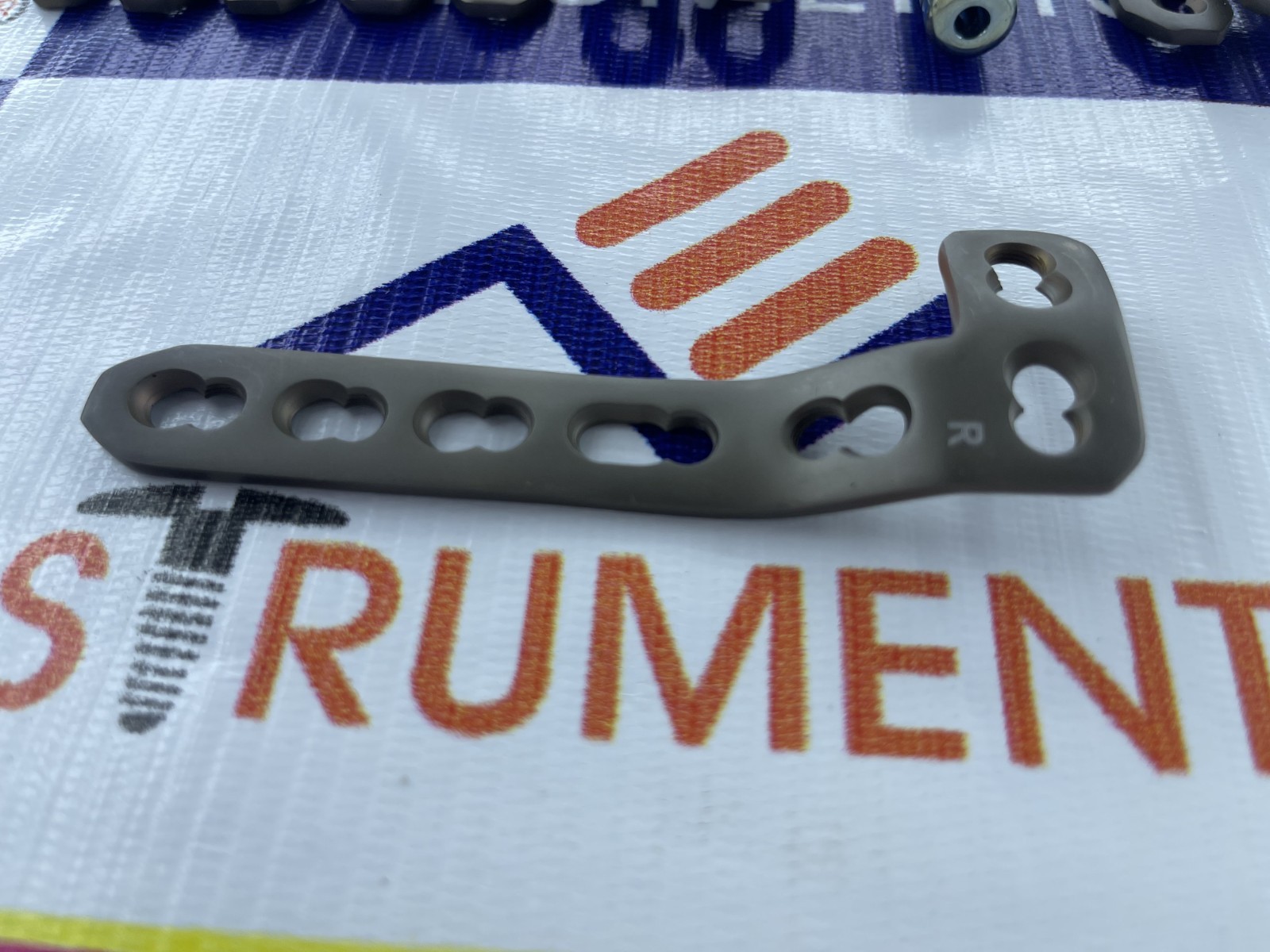 L-Büttress Locking Plate 4.5/5mm 3 to 9 Holes L& R, & LCP Screws (58 Pc Titanium