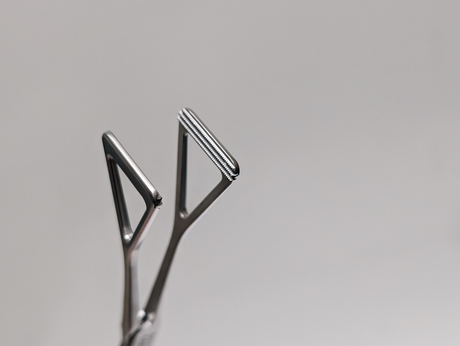 2 pcs. AESCULAP EA062R Collin Atraumatic Grasping Forceps (USED).