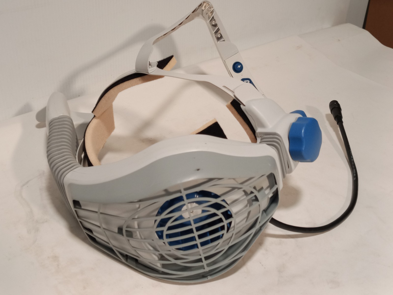 Stryker 0408-600-000 Flyte surgical helmet with fan, as shown, 0.47kg
