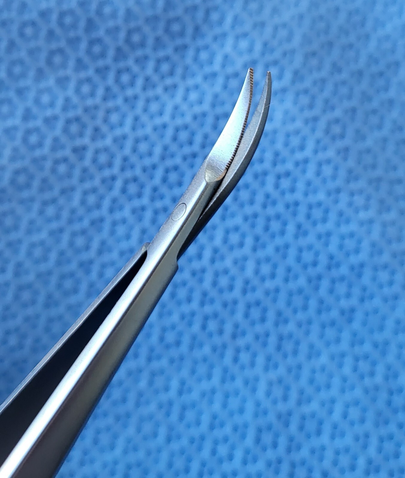 Pilling WECK 35-2953 Micro Titanium Scissors, Curved, Serrated, 8-1/4″