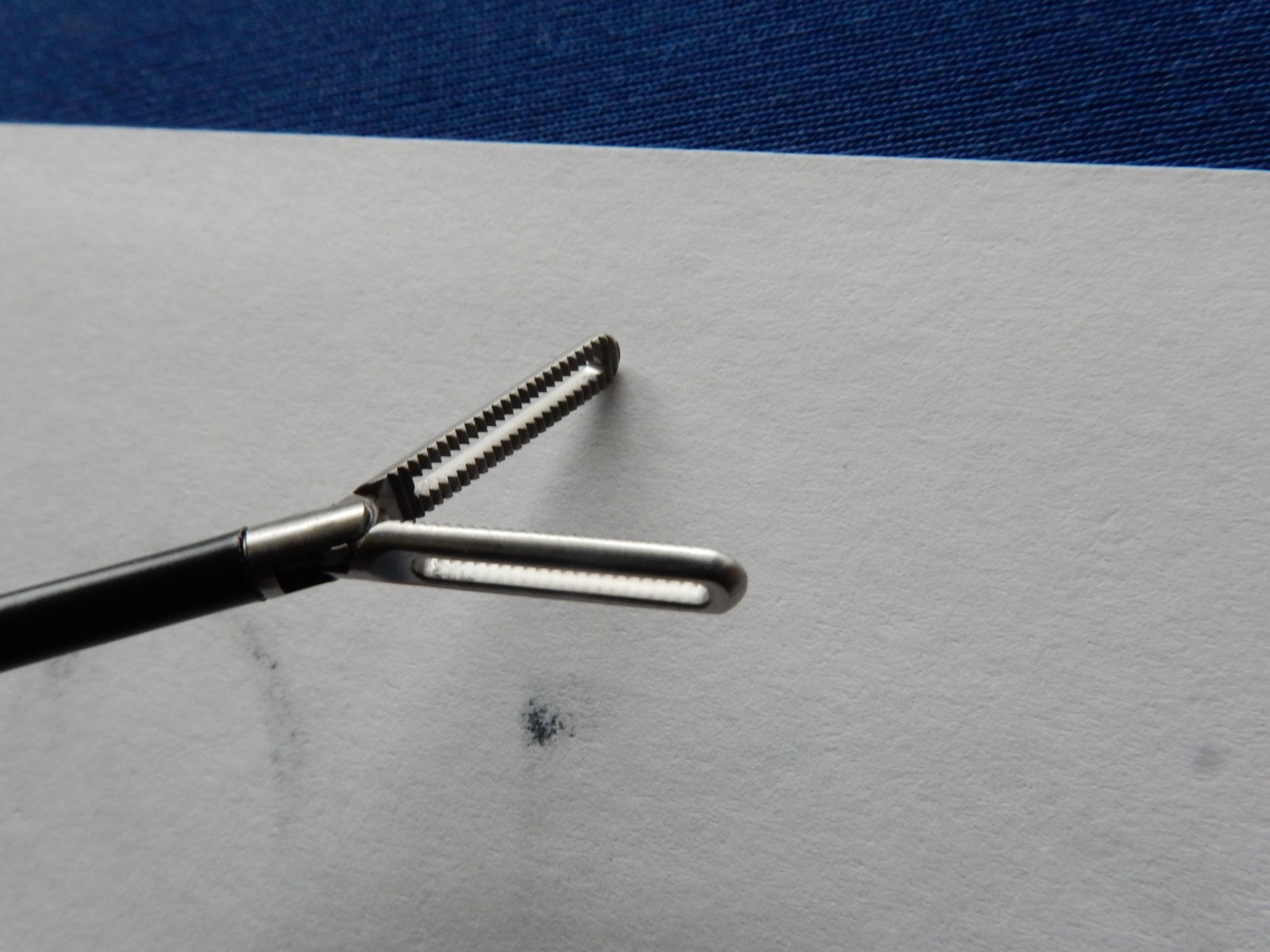 Fiegert Endotech E2202.10 Laparoscopic Greeve Tooth Grasping forceps 3mm x 21cm