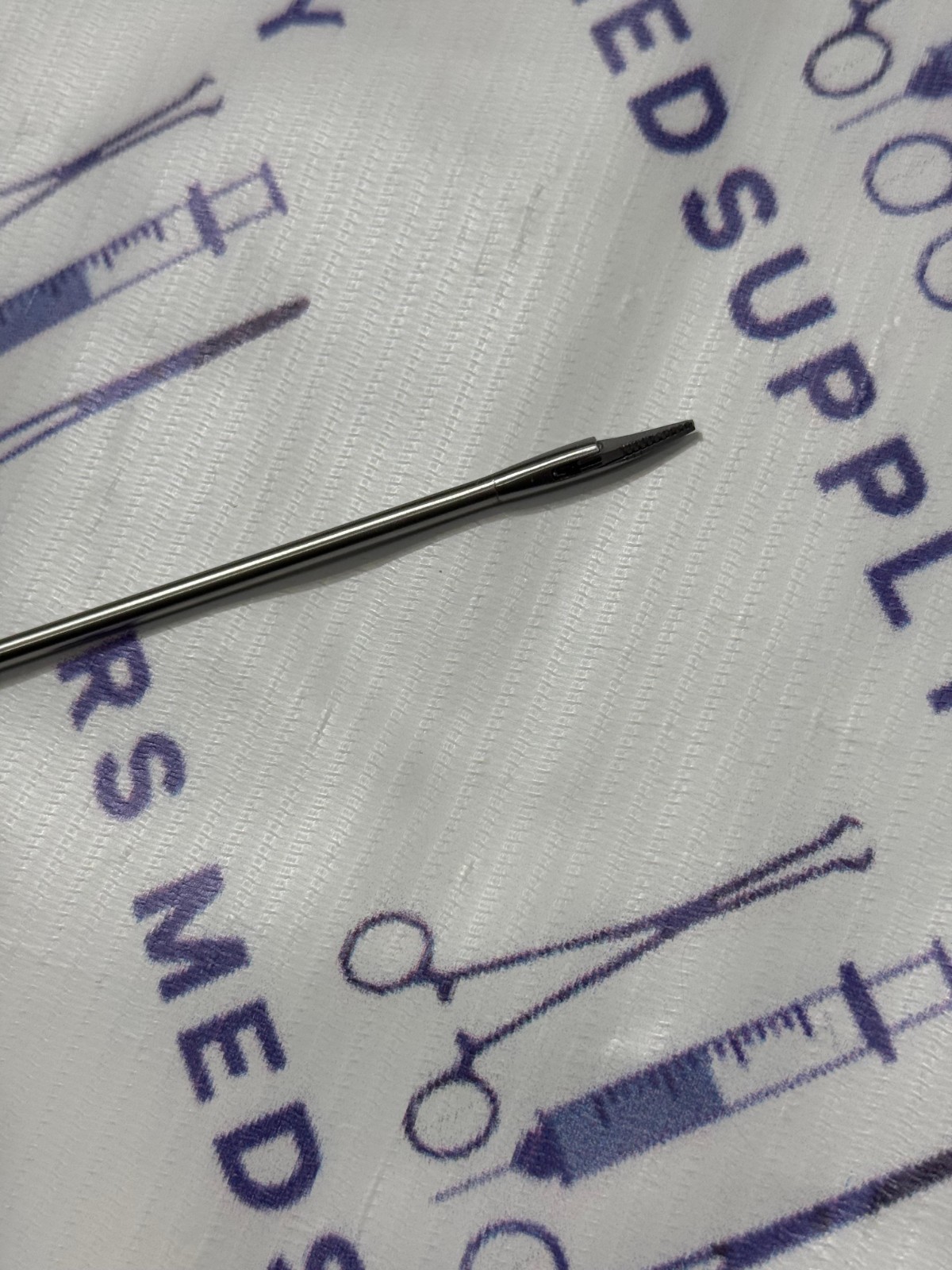 Arthrex Serrated Tooth Scissors Straight Tip 3.4mm 6.5″ REF: AR-12140