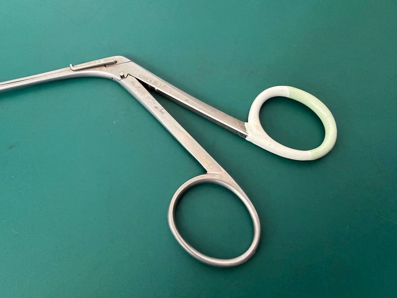 V. Mueller NL3785-023 Rhoton Straight Micro Cup forceps 1mm wide, Length 5-3/8″