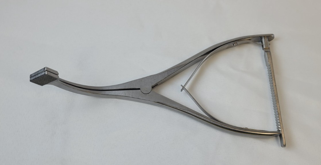 Orthomed OM 90-1875 Femoral Tibial Spreader, Grooved Pads, 22x13mm, 50mm Max