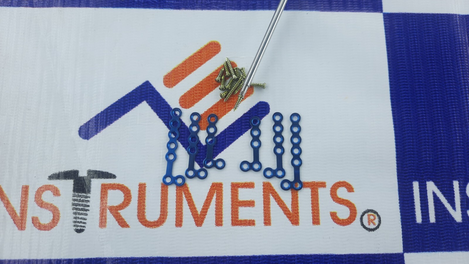 L 2.0mm (2 hole head) Maxillofacial (3-5 hole) Plate & screws 43 pcs TT