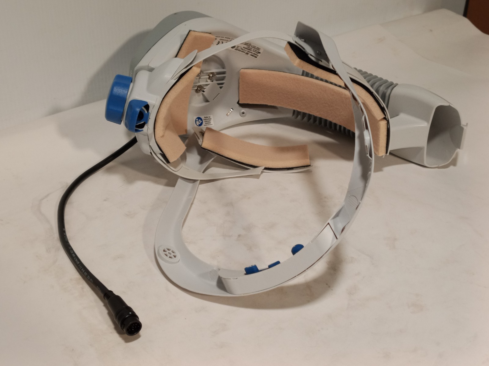 Stryker 0408-600-000 Flyte surgical helmet with fan, as shown, 0.47kg
