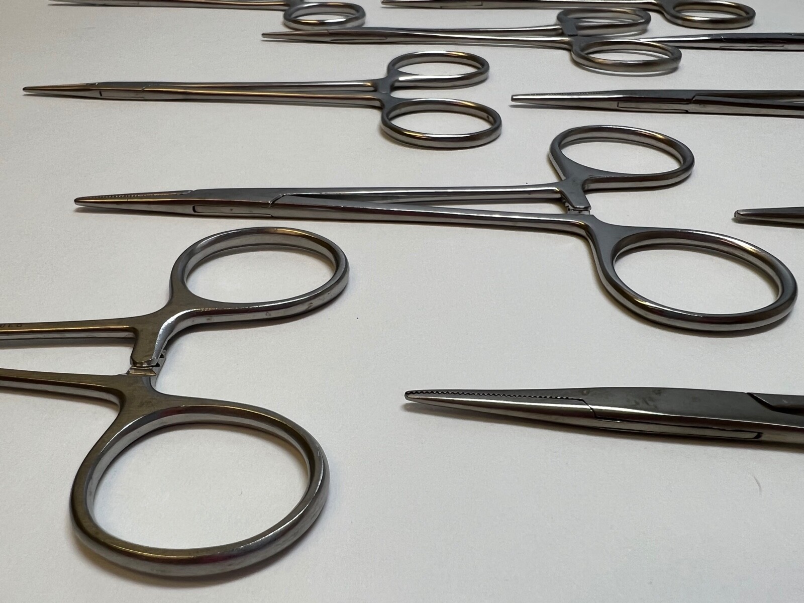 Lot Of 10 Konig Pilling Hemostatic Straight Serrated Jaw Forceps